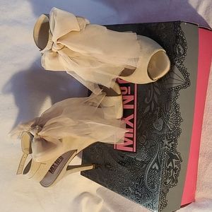 Heels with bow in front